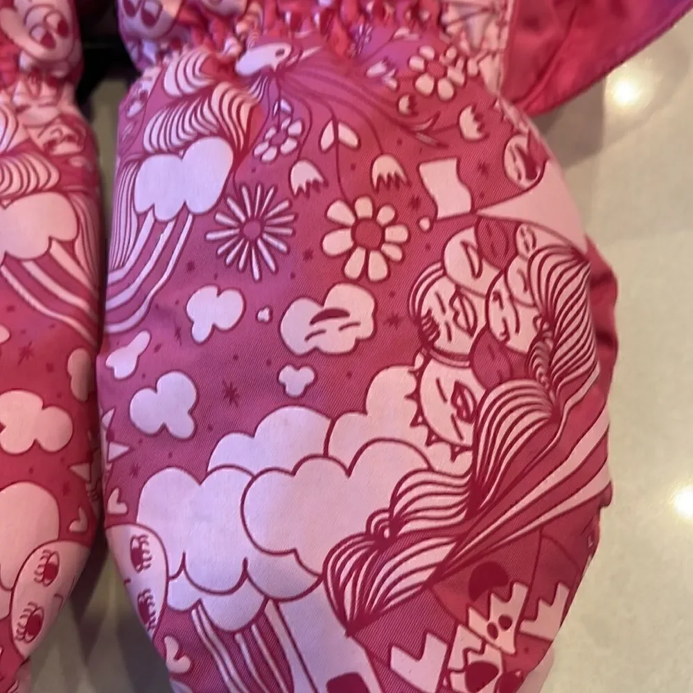 Dakine kids mittens size large 3-4 year  nice shape. Love the design.